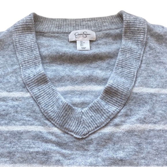 Jessica Simpson Striped V-Neck Sweater Size L Gray & White Preppy Fall Layers - Picture 6 of 12